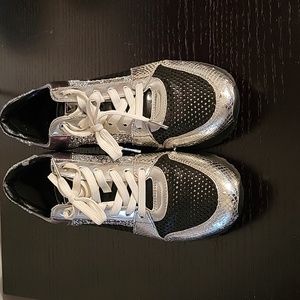 Women Muchael Kors sneakers. Size 10M Black and Silver